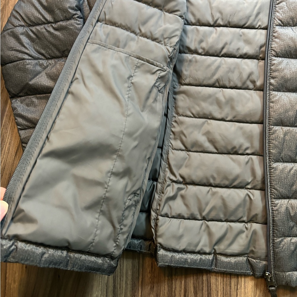 Amazon Essentials Puffer Jacket Size Medium - Picture 8 of 12